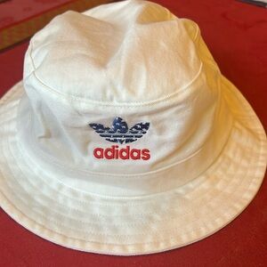 Adidas bucket hat💕